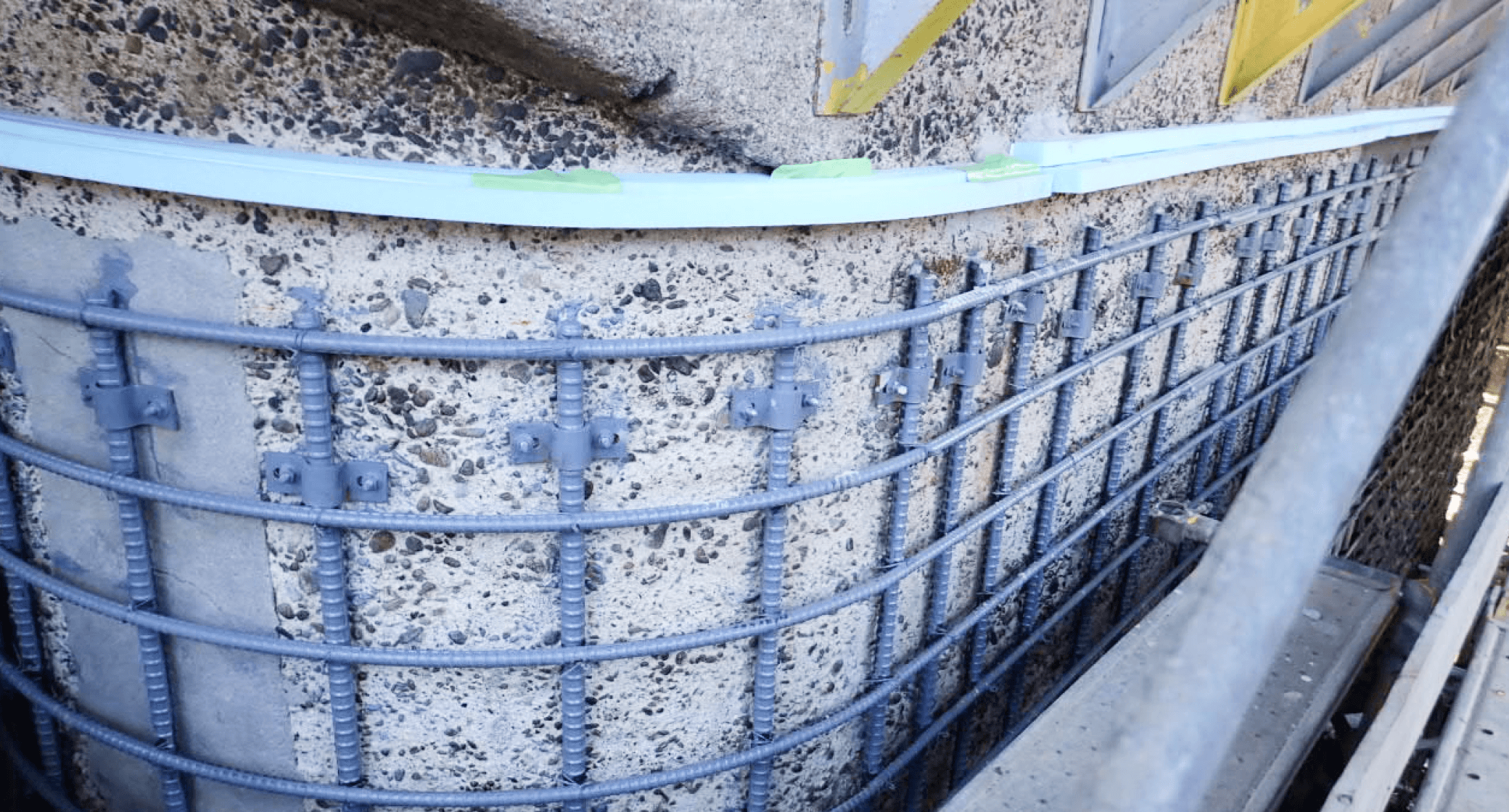 制作途中の建物の鉄骨の外観