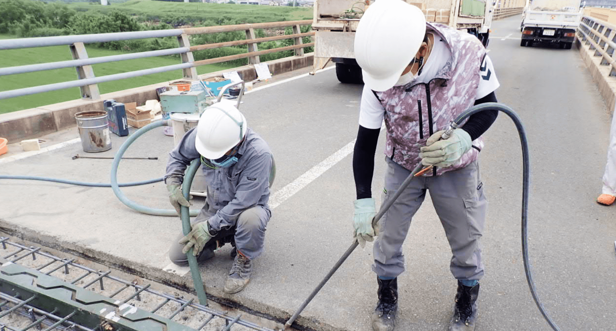工場で組み立てている鉄骨のパーツ