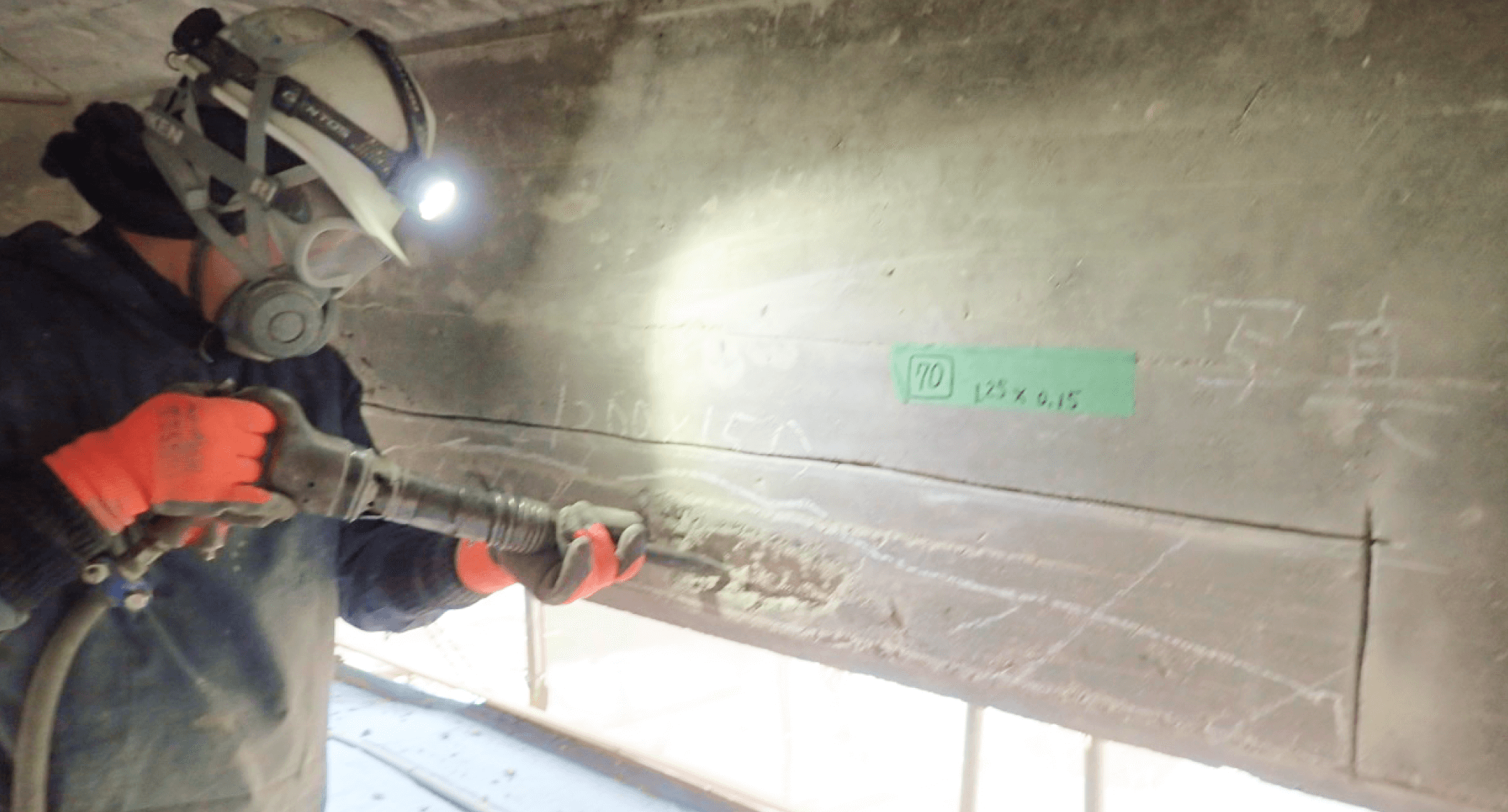 木の小さな丸い素材をたくさん両手で持っている様子